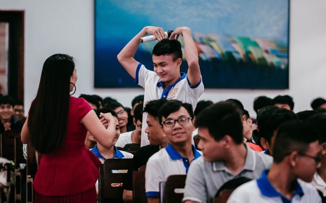 Ms Hoa Giao Tiếp khai phá tiềm năng học viên bằng phương pháp giảng dạy đột phá. Ms Hoa Giao Tiếp khai phá tiềm năng học viên bằng phương pháp giảng dạy đột phá.