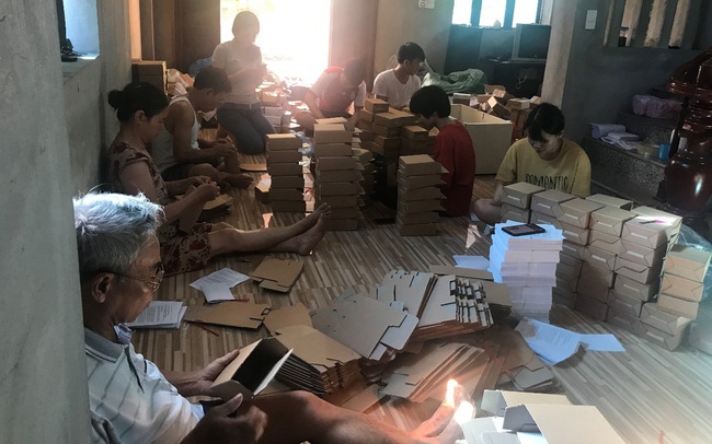 Chùm ảnh: Đóng hàng mỏi tay, đơn ngập nhà và niềm vui của các nhà bán hàng trên TMĐT nhân 11.11 Chùm ảnh: Đóng hàng mỏi tay, đơn ngập nhà và niềm vui của các nhà bán hàng trên TMĐT nhân 11.11