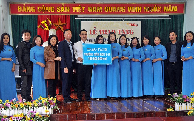 Trao tặng 100 triệu đồng cho trường mầm non Phường Hợp Giang (Cao Bằng)