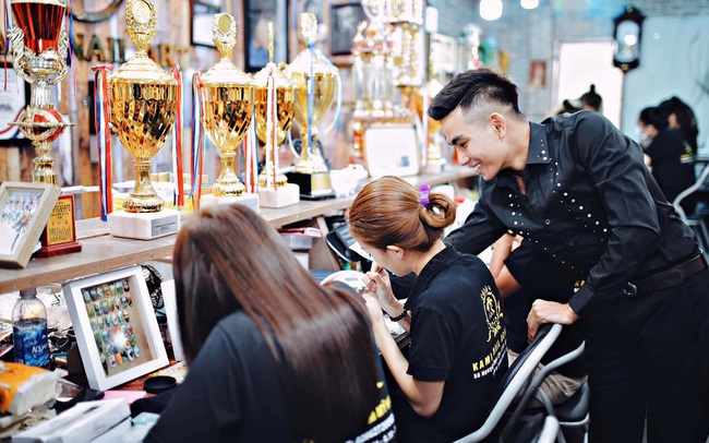 Nguyễn Được: Từ cậu bé nghèo bán vé số trở thành cái tên sáng giá trong nghề nail Nguyễn Được: Từ cậu bé nghèo bán vé số trở thành cái tên sáng giá trong nghề nail