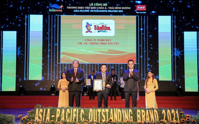 Nguyễn Minh Thiện Tấn đại diện cho Tân Tân nhận giải thưởng "Asia-Pacific Brand 2021"