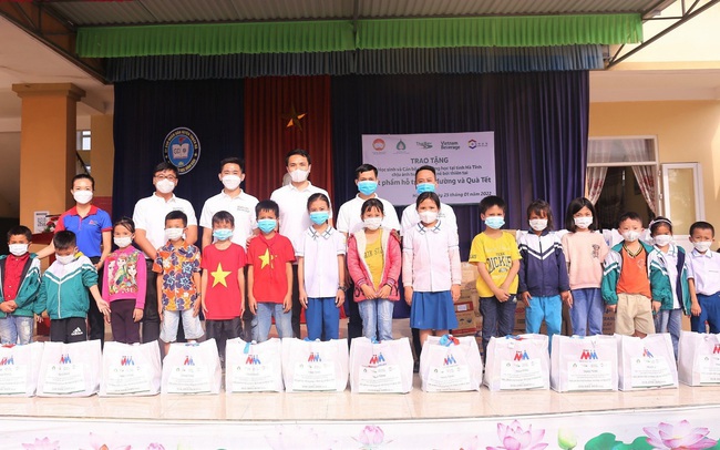 ThaiBev và VietBev trao quà Tết cho học sinh khó khăn tại 3 tỉnh