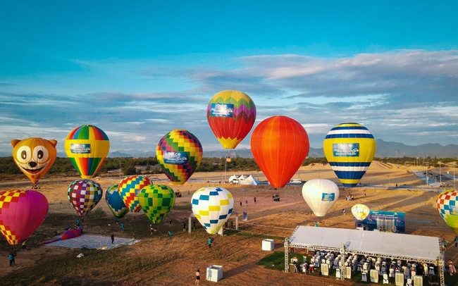Hơn 1.000 khách bay trải nghiệm tại lễ hội khinh khí cầu Dolce Penisola
