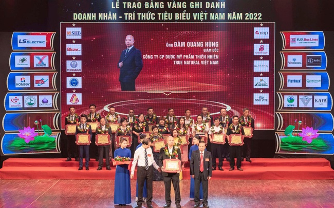 Doanh nhân Đàm Quang Hùng ghi danh bảng vàng “Doanh nhân Vàng Việt Nam 2022”