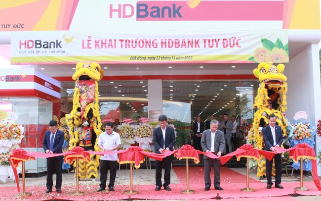 Ngược lên vùng cao, HDBank góp phần nâng cấp hạ tầng tài chính Đắk Nông