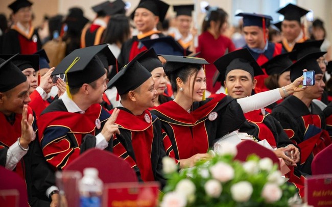 Ấn tượng lễ tốt nghiệp của Trường kinh doanh Top 2 Việt Nam