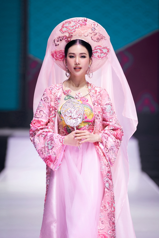 Nam vương nhí thế giới Bùi Khâu Minh Triết gây ấn tượng mạnh khi catwalk cho NTK Cao Minh Tiến- Ảnh 5.