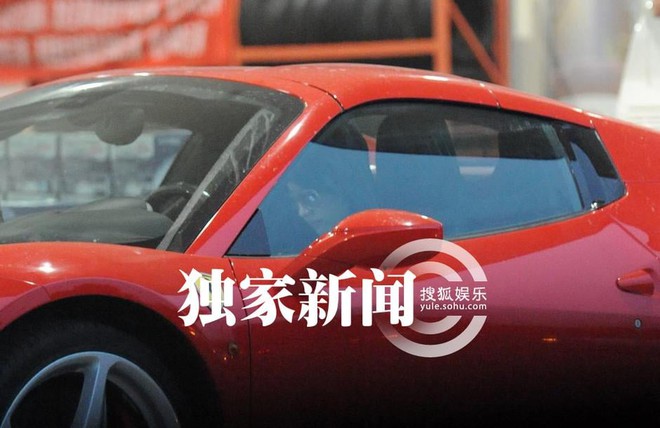 Thấy Ferrari đỏ giá 17 tỷ lướt qua trên phố ai cũng nhận ra ngay người lái: 19 tuổi đã có chiếc xe sang đầu tiên, BST xế khủng giá bằng mấy căn nhà- Ảnh 1.