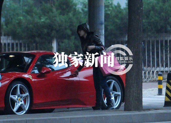 Thấy Ferrari đỏ giá 17 tỷ lướt qua trên phố ai cũng nhận ra ngay người lái: 19 tuổi đã có chiếc xe sang đầu tiên, BST xế khủng giá bằng mấy căn nhà- Ảnh 2.