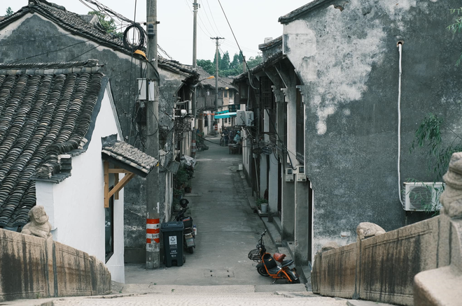 Một cổ trấn 1.300 năm tuổi rất được lòng du khách Việt, 2 bờ như 2 thế giới: Bên phồn hoa tấp nập, bên cũ kỹ trầm mặc như xuyên không về hàng nghìn năm trước- Ảnh 12.