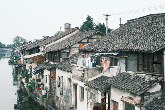 Một cổ trấn 1.300 năm tuổi rất được lòng du khách Việt, 2 bờ như 2 thế giới: Bên phồn hoa tấp nập, bên cũ kỹ trầm mặc như xuyên không về hàng nghìn năm trước- Ảnh 11.