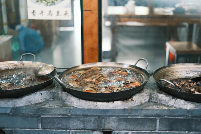 Một cổ trấn 1.300 năm tuổi rất được lòng du khách Việt, 2 bờ như 2 thế giới: Bên phồn hoa tấp nập, bên cũ kỹ trầm mặc như xuyên không về hàng nghìn năm trước- Ảnh 15.