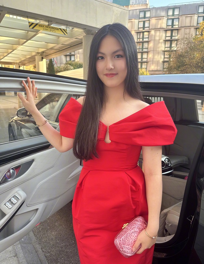 Con gái MC giàu nhất showbiz 15 tuổi đã có Rolls-Royce riêng, sinh nhật 16 tuổi ngồi Maybach 60 tỷ đồng: Bố mẹ tiết lộ 1 điều gây ngỡ ngàng- Ảnh 2. Con gái MC giàu nhất showbiz 15 tuổi đã có Rolls-Royce riêng, sinh nhật 16 tuổi ngồi Maybach 60 tỷ đồng: Bố mẹ tiết lộ 1 điều gây ngỡ ngàng- Ảnh 2.