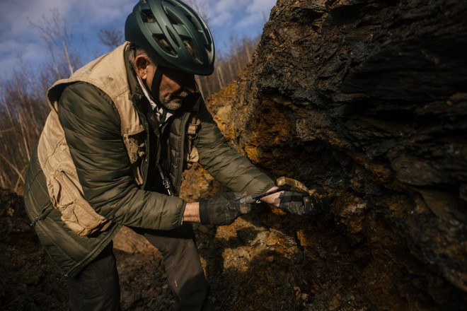 Hứng đòn đau vì Trung Quốc chặn mặt hàng Mỹ không thể sản xuất dù chỉ 1 gram, người dân bỏ qua cả vàng để săn lùng kho báu: Liệu có thoát phụ thuộc Bắc Kinh?- Ảnh 6. Hứng đòn đau vì Trung Quốc chặn mặt hàng Mỹ không thể sản xuất dù chỉ 1 gram, người dân bỏ qua cả vàng để săn lùng kho báu: Liệu có thoát phụ thuộc Bắc Kinh?- Ảnh 6.