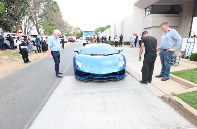 Đột kích dinh thự đồ sộ của 1 doanh nhân, tịch thu khối tài sản hơn 1.240 tỷ đồng gồm tiền mặt và loạt siêu xe- Ảnh 4. Đột kích dinh thự đồ sộ của 1 doanh nhân, tịch thu khối tài sản hơn 1.240 tỷ đồng gồm tiền mặt và loạt siêu xe- Ảnh 4.