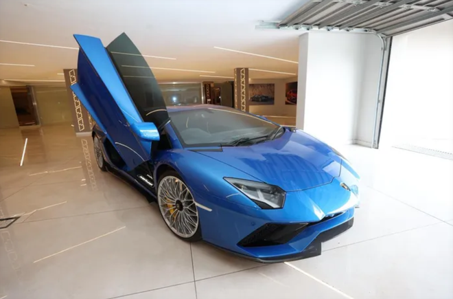 Đột kích dinh thự đồ sộ của 1 doanh nhân, tịch thu khối tài sản hơn 1.240 tỷ đồng gồm tiền mặt và loạt siêu xe- Ảnh 3. Đột kích dinh thự đồ sộ của 1 doanh nhân, tịch thu khối tài sản hơn 1.240 tỷ đồng gồm tiền mặt và loạt siêu xe- Ảnh 3.