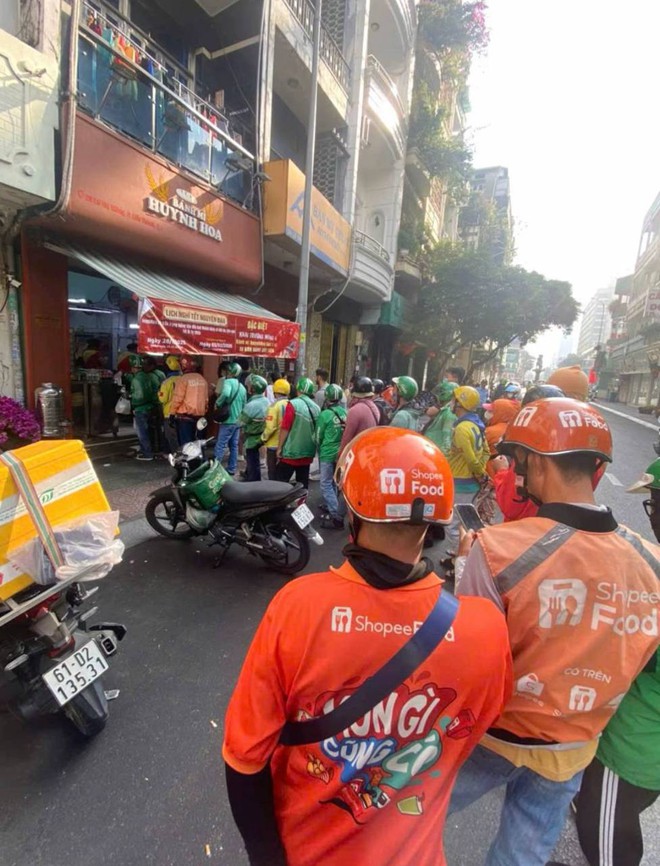 Tiệm bánh nức tiếng Sài Gòn trét bánh mì như trét vữa, dân tình xem mà “chảy nước miếng”- Ảnh 8.