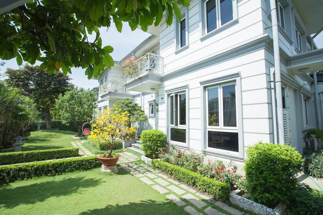 Nữ ca sĩ bất ngờ kết hôn ở tuổi 45: “Đại gia đất mỏ” mê sưu tầm kim cương và nhà đất, sở hữu loạt biệt thự - khu nghỉ dưỡng nhiều không đếm xuể- Ảnh 2. Nữ ca sĩ bất ngờ kết hôn ở tuổi 45: “Đại gia đất mỏ” mê sưu tầm kim cương và nhà đất, sở hữu loạt biệt thự - khu nghỉ dưỡng nhiều không đếm xuể- Ảnh 2.
