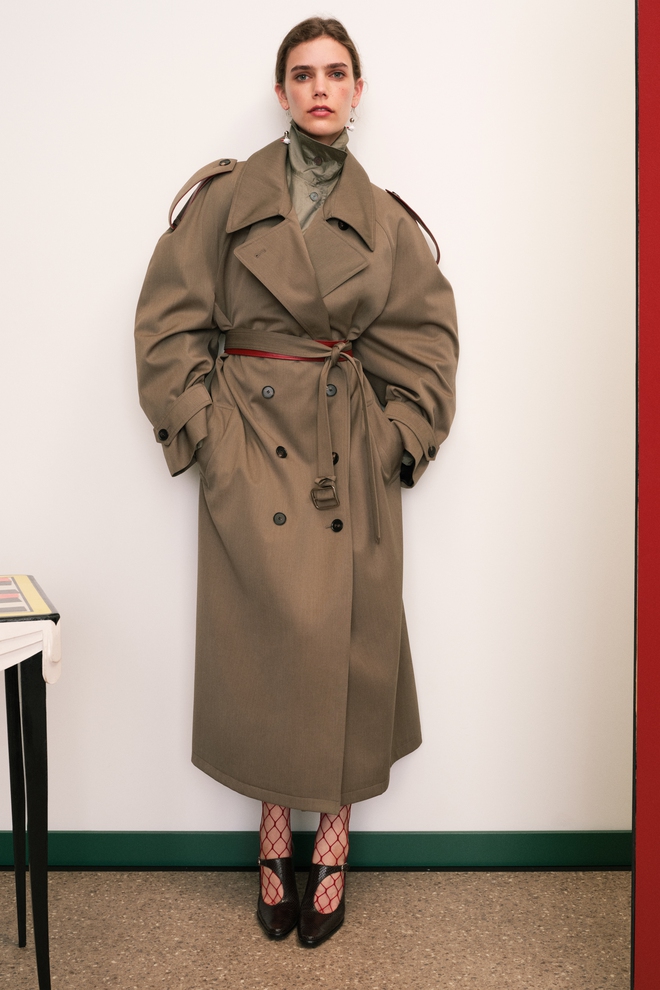 Khi những món đồ công sở không còn đơn điệu và khuôn mẫu: Áo polo, trench coat cũng có thể cá tính đến thế này trong BST mới của Tory Burch- Ảnh 4. Khi những món đồ công sở không còn đơn điệu và khuôn mẫu: Áo polo, trench coat cũng có thể cá tính đến thế này trong BST mới của Tory Burch- Ảnh 4.