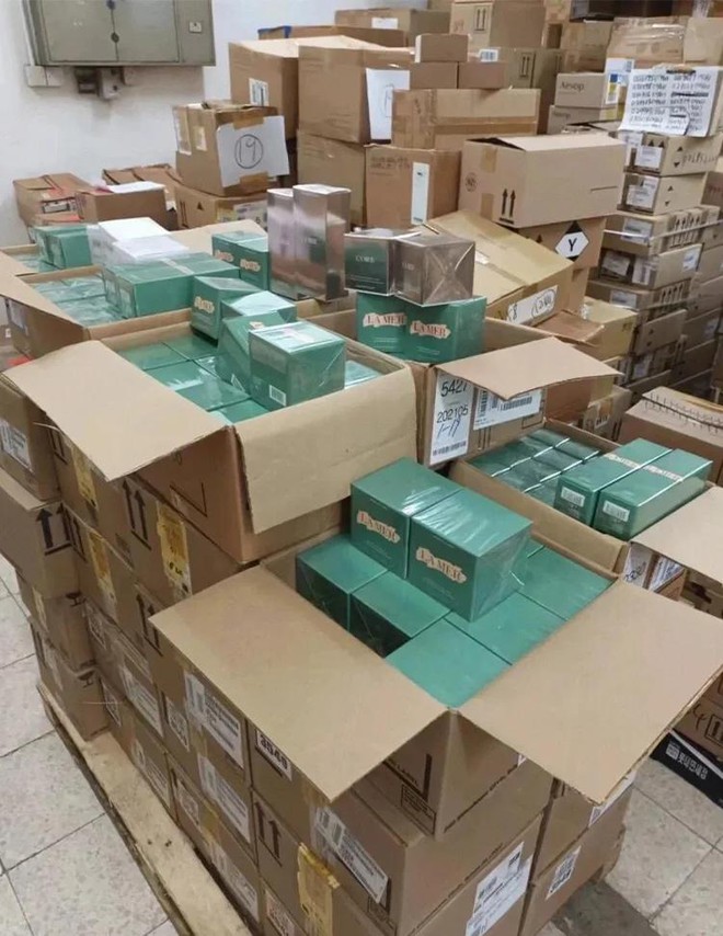 Đột kích kho hàng quy mô lớn chứa đầy mỹ phẩm Estée Lauder, Lancôme, Shiseido giả: Tịch thu 190.000 sản phẩm trị giá hơn 198 tỷ đồng- Ảnh 2.