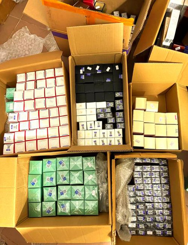 Đột kích kho hàng quy mô lớn chứa đầy mỹ phẩm Estée Lauder, Lancôme, Shiseido giả: Tịch thu 190.000 sản phẩm trị giá hơn 198 tỷ đồng- Ảnh 1.