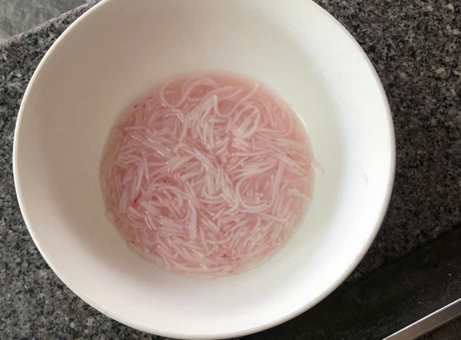 Liên tiếp các vụ người dân phát hiện “cá uống Sting”, “bún tươi chuyển đỏ”: Diễn biến mới nhất thế nào?- Ảnh 1. Liên tiếp các vụ người dân phát hiện “cá uống Sting”, “bún tươi chuyển đỏ”: Diễn biến mới nhất thế nào?- Ảnh 1.