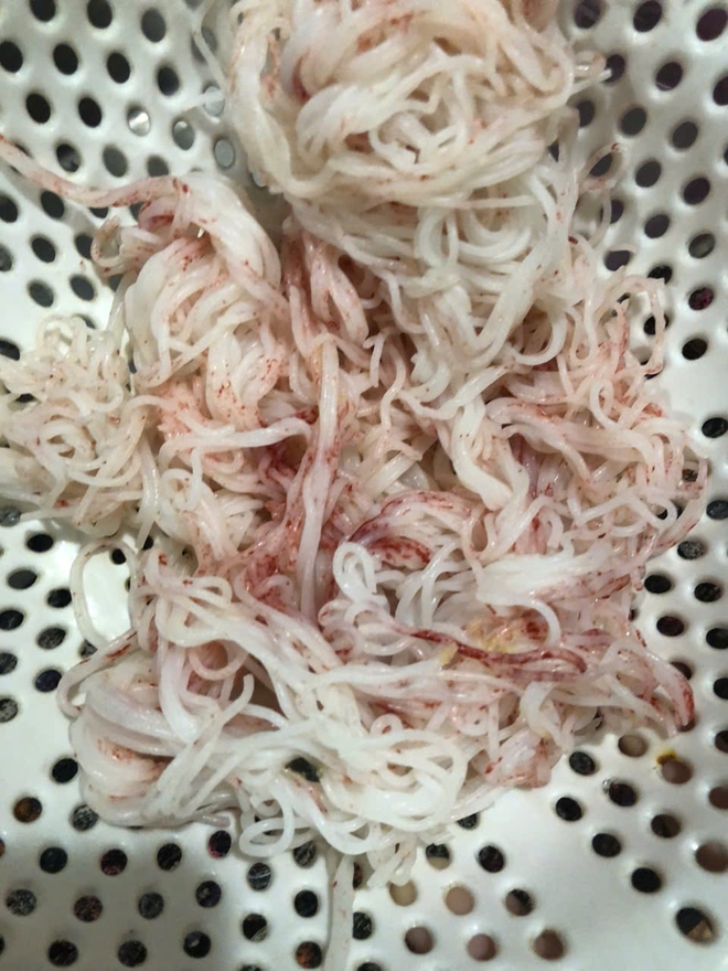 Liên tiếp các vụ người dân phát hiện “cá uống Sting”, “bún tươi chuyển đỏ”: Diễn biến mới nhất thế nào?- Ảnh 2. Liên tiếp các vụ người dân phát hiện “cá uống Sting”, “bún tươi chuyển đỏ”: Diễn biến mới nhất thế nào?- Ảnh 2.