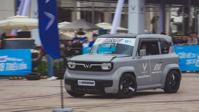 Hai chiếc VinFast VF 3 'đốt lốp' khét lẹt, có trang bị như xe đua: Thứ quan trọng nhất vẫn nguyên bản- Ảnh 1. Hai chiếc VinFast VF 3 'đốt lốp' khét lẹt, có trang bị như xe đua: Thứ quan trọng nhất vẫn nguyên bản- Ảnh 1.