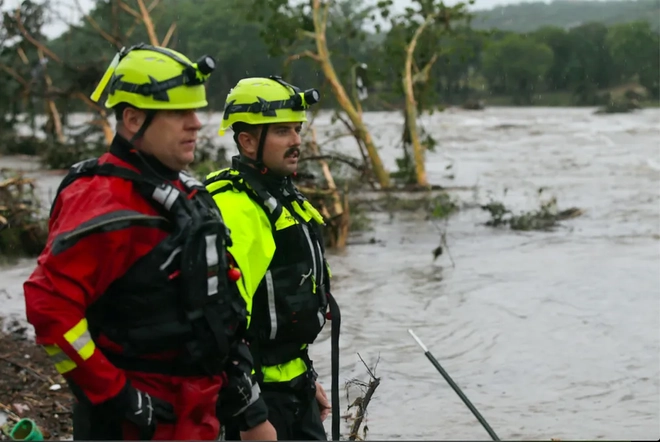 Mỹ: Lũ quét qua khu cắm trại, 23 bé gái bị nước cuốn phăng- Ảnh 2.