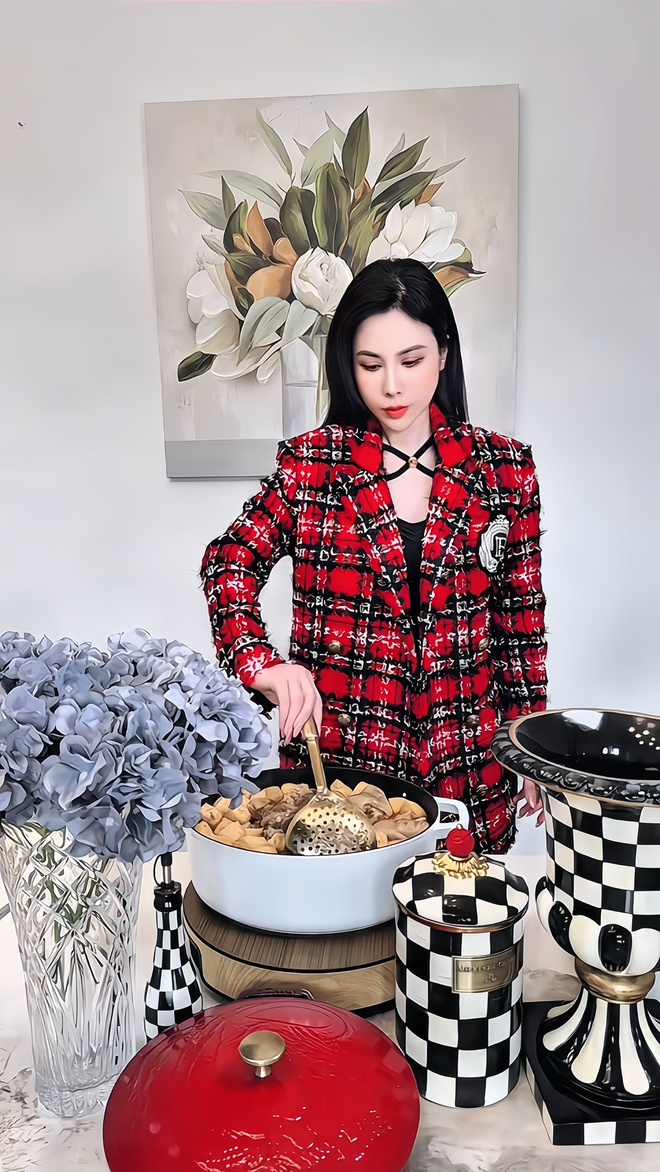 Hoa hậu đình đám sống sang chảnh ở tuổi 40: diện áo 250 triệu đồng chỉ để nấu ăn sương sương, video đời thường cũng hơn 1 triệu lượt xem- Ảnh 1. Hoa hậu đình đám sống sang chảnh ở tuổi 40: diện áo 250 triệu đồng chỉ để nấu ăn sương sương, video đời thường cũng hơn 1 triệu lượt xem- Ảnh 1.