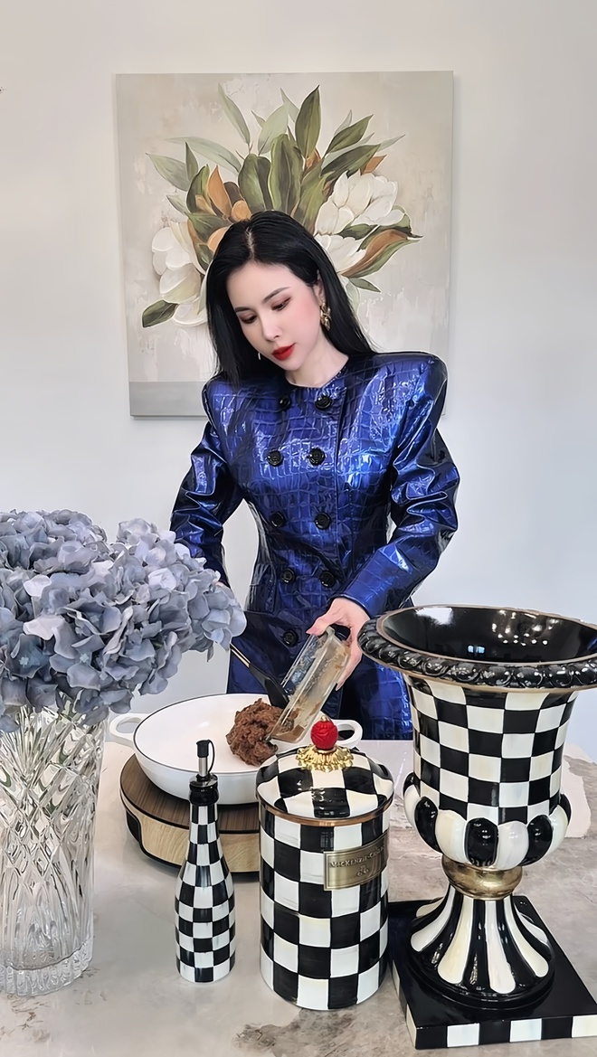 Hoa hậu đình đám sống sang chảnh ở tuổi 40: diện áo 250 triệu đồng chỉ để nấu ăn sương sương, video đời thường cũng hơn 1 triệu lượt xem- Ảnh 2. Hoa hậu đình đám sống sang chảnh ở tuổi 40: diện áo 250 triệu đồng chỉ để nấu ăn sương sương, video đời thường cũng hơn 1 triệu lượt xem- Ảnh 2.