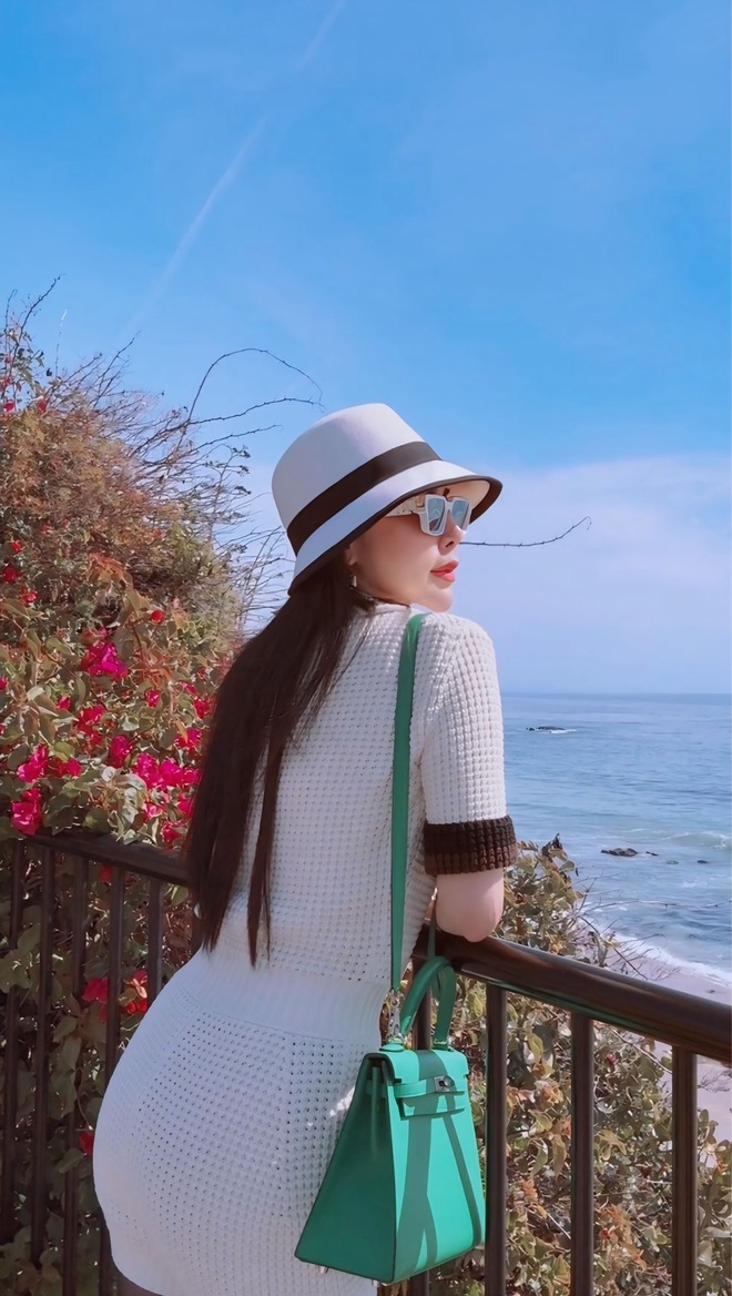 Hoa hậu đình đám sống sang chảnh ở tuổi 40: diện áo 250 triệu đồng chỉ để nấu ăn sương sương, video đời thường cũng hơn 1 triệu lượt xem- Ảnh 3. Hoa hậu đình đám sống sang chảnh ở tuổi 40: diện áo 250 triệu đồng chỉ để nấu ăn sương sương, video đời thường cũng hơn 1 triệu lượt xem- Ảnh 3.