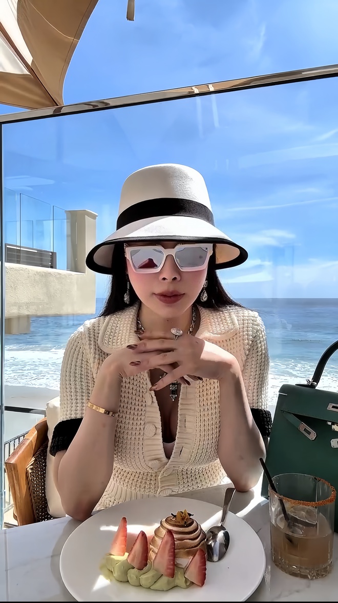 Hoa hậu đình đám sống sang chảnh ở tuổi 40: diện áo 250 triệu đồng chỉ để nấu ăn sương sương, video đời thường cũng hơn 1 triệu lượt xem- Ảnh 4. Hoa hậu đình đám sống sang chảnh ở tuổi 40: diện áo 250 triệu đồng chỉ để nấu ăn sương sương, video đời thường cũng hơn 1 triệu lượt xem- Ảnh 4.