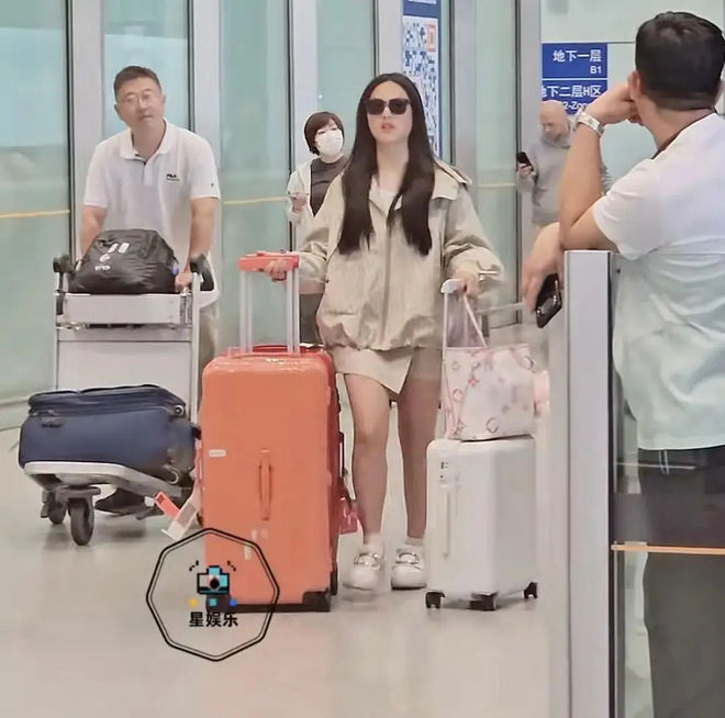 Con gái MC giàu nhất showbiz 15 tuổi đã có Rolls-Royce riêng: phong thái tài phiệt trong cốt cách, 1 cử chỉ ở sân bay nhận mưa lời khen vì cách giáo dục của mẹ- Ảnh 2. Con gái MC giàu nhất showbiz 15 tuổi đã có Rolls-Royce riêng: phong thái tài phiệt trong cốt cách, 1 cử chỉ ở sân bay nhận mưa lời khen vì cách giáo dục của mẹ- Ảnh 2.