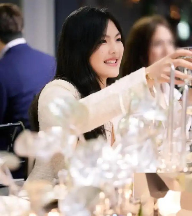 Con gái MC giàu nhất showbiz 15 tuổi đã có Rolls-Royce riêng: phong thái tài phiệt trong cốt cách, 1 cử chỉ ở sân bay nhận mưa lời khen vì cách giáo dục của mẹ- Ảnh 3. Con gái MC giàu nhất showbiz 15 tuổi đã có Rolls-Royce riêng: phong thái tài phiệt trong cốt cách, 1 cử chỉ ở sân bay nhận mưa lời khen vì cách giáo dục của mẹ- Ảnh 3.