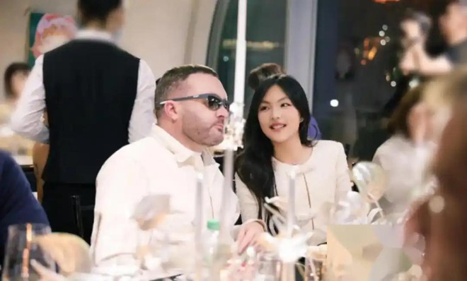 Con gái MC giàu nhất showbiz 15 tuổi đã có Rolls-Royce riêng: phong thái tài phiệt trong cốt cách, 1 cử chỉ ở sân bay nhận mưa lời khen vì cách giáo dục của mẹ- Ảnh 4. Con gái MC giàu nhất showbiz 15 tuổi đã có Rolls-Royce riêng: phong thái tài phiệt trong cốt cách, 1 cử chỉ ở sân bay nhận mưa lời khen vì cách giáo dục của mẹ- Ảnh 4.