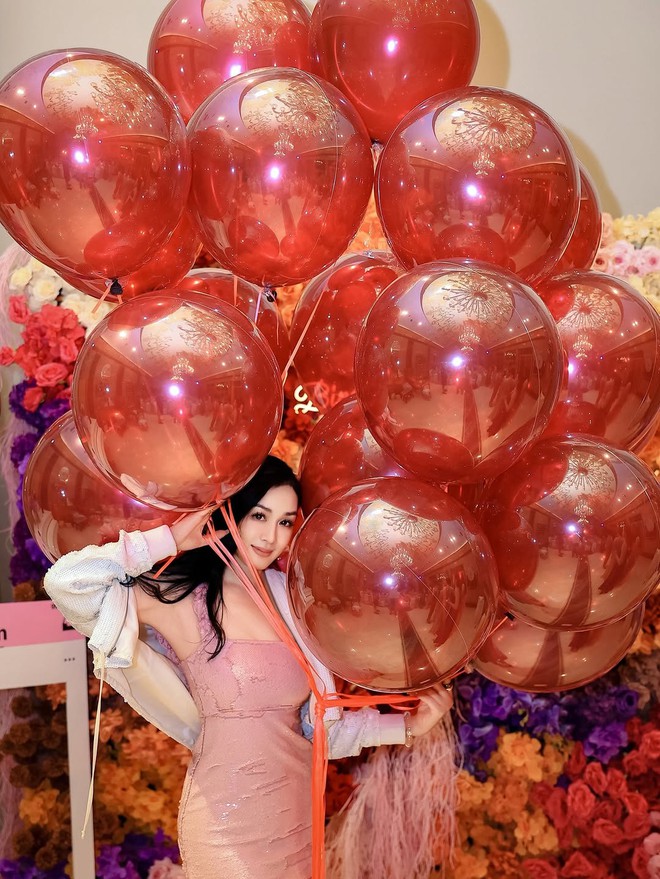 Mỹ nhân gốc Việt đình đám sở hữu khối tài sản 3.600 tỷ đồng: U60 vẫn trẻ trung bên cạnh chồng kém 12 tuổi nhờ 7 bí quyết này- Ảnh 1.