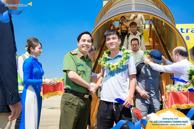 Đúng sáng 1/10, chiếc Airbus đặc biệt chở hơn 100 hành khách hạ cánh sân bay Thanh Hóa, Giám đốc cảng hàng không trực tiếp có mặt - Ảnh 4.