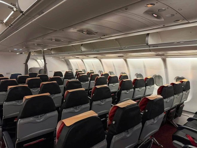 Đúng tối 10/10, một máy bay đặc biệt của Vietjet được chào đón bằng nghi thức phun vòi rồng tại sân bay Cộng hòa Séc - Ảnh 8.