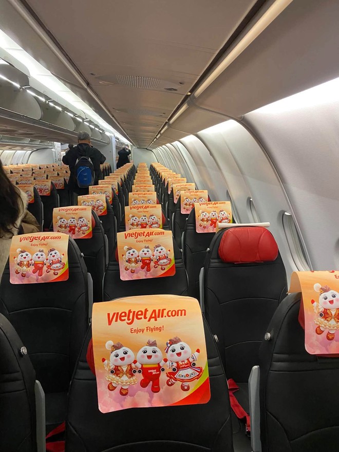 Đúng tối 10/10, một máy bay đặc biệt của Vietjet được chào đón bằng nghi thức phun vòi rồng tại sân bay Cộng hòa Séc - Ảnh 9.