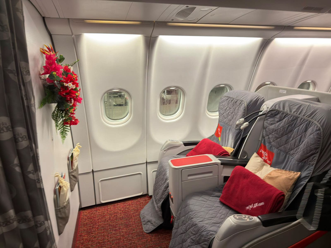 Đúng tối 10/10, một máy bay đặc biệt của Vietjet được chào đón bằng nghi thức phun vòi rồng tại sân bay Cộng hòa Séc - Ảnh 7.