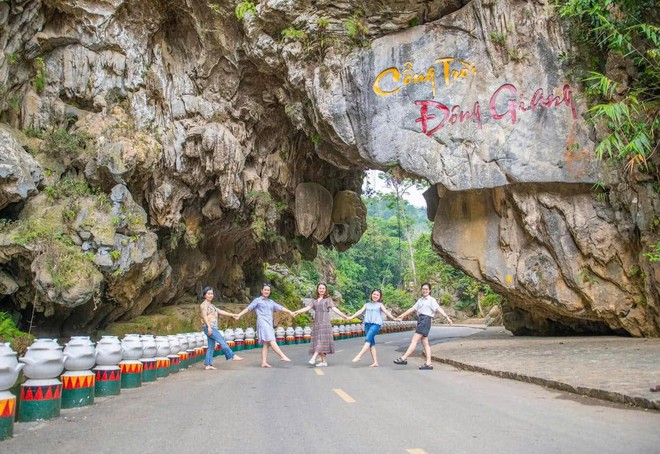 Việt Nam có công trình hình rồng dài 460 m nối thẳng ra cầu kính, vắt ngang sườn núi ở độ cao gần 800 m: Nằm trong dự án 2.600 tỷ đồng, vừa xác lập kỷ lục Việt Nam vào năm ngoái - Ảnh 6.