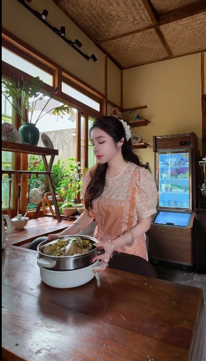 Diễn viên SN 1987 từng có chồng là CEO: Giờ làm mẹ đơn thân nuôi 2 con, có nhà vườn ở Đà Lạt, trước sống trong biệt thự bề thế giữa Sài Gòn - Ảnh 8.