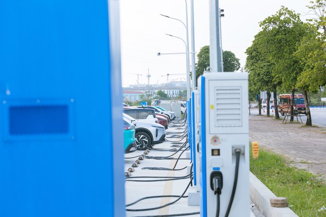 Lộ diện 'siêu trạm sạc' VinFast khủng nhất Việt Nam giữa lòng Thủ đô: Quy mô hơn 1.000 cổng, có đủ sạc nhanh lẫn sạc chậm - Ảnh 9.