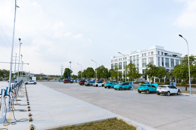 Lộ diện 'siêu trạm sạc' VinFast khủng nhất Việt Nam giữa lòng Thủ đô: Quy mô hơn 1.000 cổng, có đủ sạc nhanh lẫn sạc chậm - Ảnh 5.