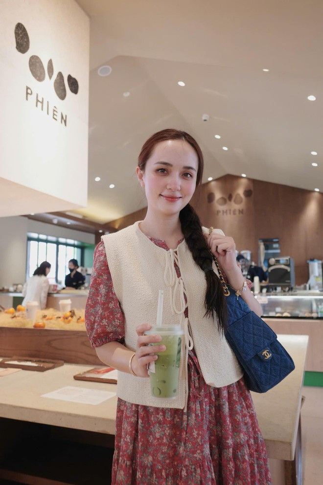 Việt Nam có 1 doanh nhân kín tiếng buôn ô tô, xe máy… mê bóng đá, là bố vợ 2 tuyển thủ quốc gia, con gái bán hàng online kiếm tiền tỷ mỗi tháng   - Ảnh 10.
