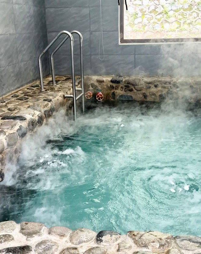 Việt Nam có 1 suối nước nóng tự nhiên nhiệt độ 80 độ C, có thể luộc chín trứng gà trong 10 phút, nằm ở tỉnh có 670.000 dân - Ảnh 1.