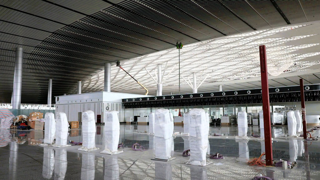 Hôm qua - 6/10, nhiều người được huy động làm nhiệm vụ đặc biệt tại sân bay Long Thành - Ảnh 7.