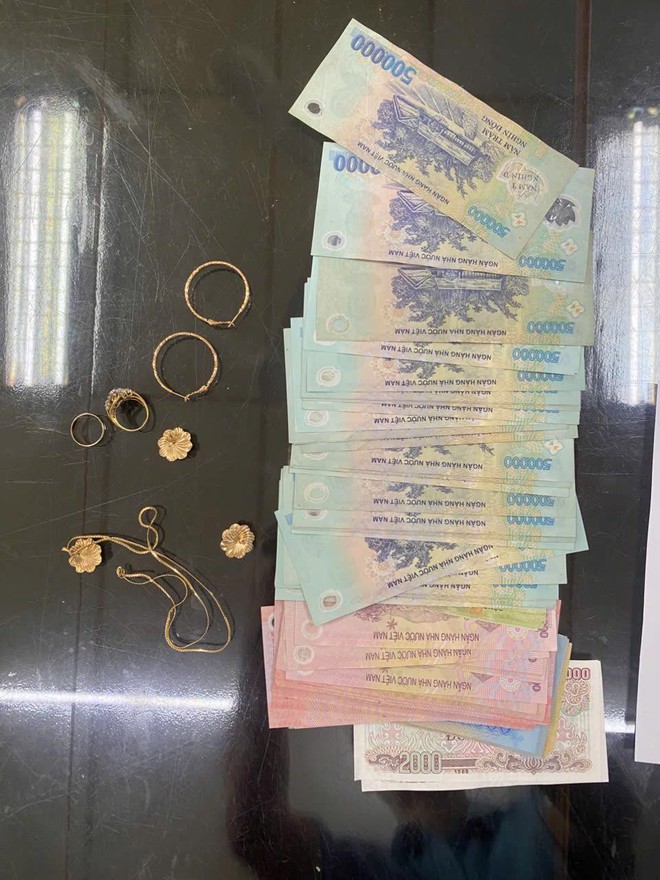 Phát hiện 78 tờ tiền có mệnh giá từ 500.000 - 2.000 đồng trong chiếc túi bỏ quên trên chuyến tàu Bắc - Nam - Ảnh 3.