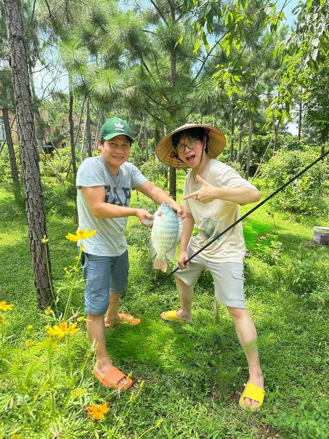 Việt Nam có 3 "ông hoàng nhạc đỏ" nổi đình đám: Người “lẻ bóng” trong cơ ngơi 10.000m2, người sống kín tiếng, viên mãn ở tuổi U60 - Ảnh 11.